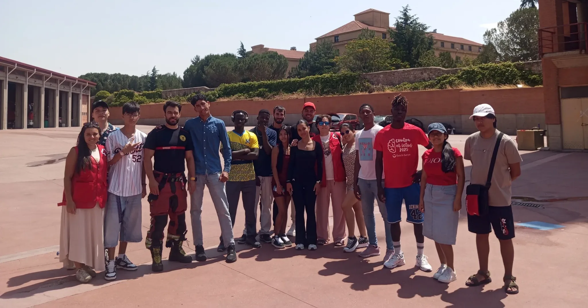 Jóvenes del Centro Joven de Cruz Roja participan en una jornada formativa con los Bomberos de Salamanca