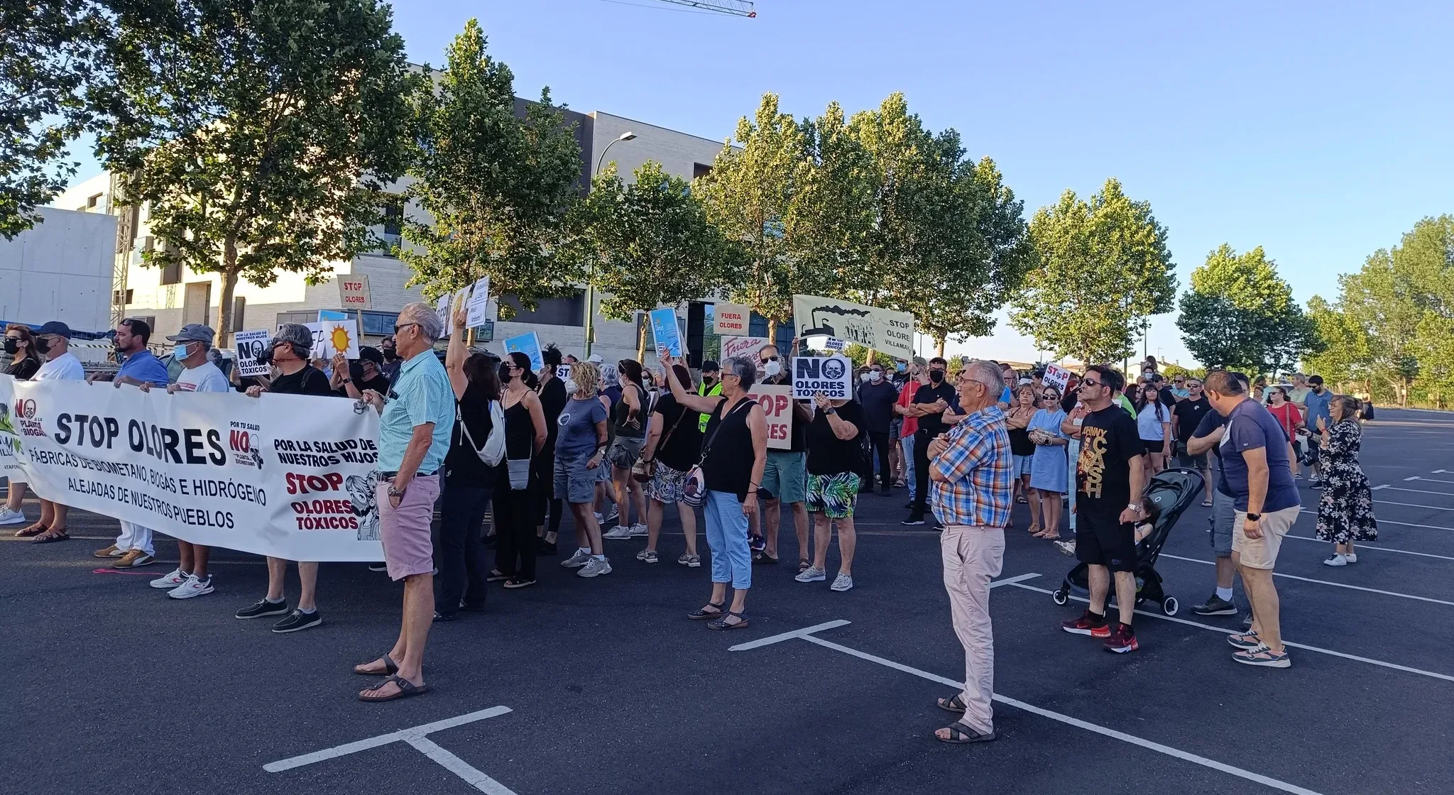 Vecinos de Villamayor vuelven a protestar por los malos olores procedentes de la fábrica de grasas de Gudino