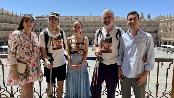 Paco García culmina su viaje de 400 kilómetros con una emotiva llegada a la Plaza Mayor de Salamanca