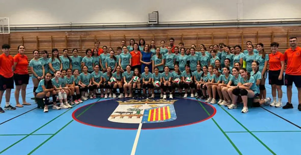 La concejala de Deportes visita el I Campus de Tecnificación de Voleibol 'Cheto' en el pabellón municipal La Salud