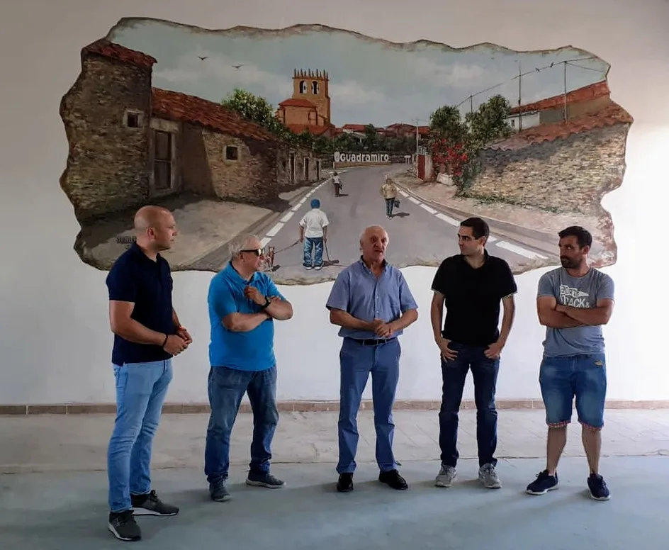 FOTOS | Guadramiro da comienzo a sus fiestas con la inauguración de un mural artístico en el Multiusos