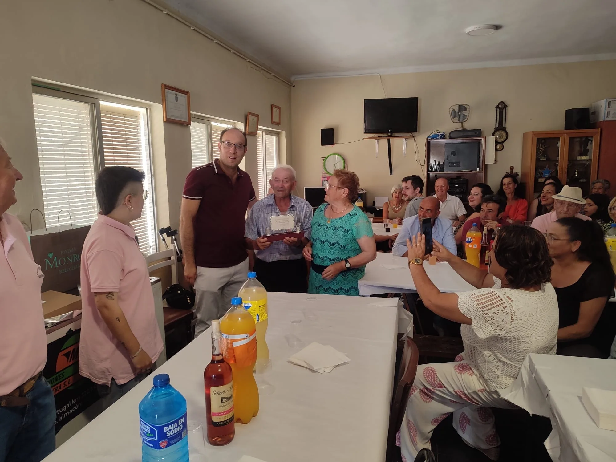 Homenaje a Clemen y Cipri, los vecinos más veteranos del barrio de San Isidoro