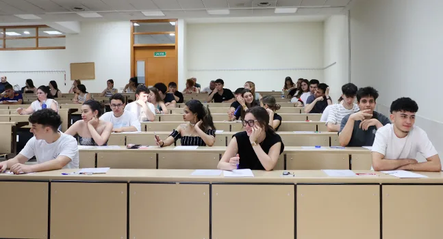 Normalidad en el inicio de los exámenes de la convocatoria extraordinaria de la PAU en el distrito universitario de Salamanca