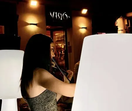 El viernes 8 de agosto, VIRÓ Gastrobar ofrece una velada mágica con la violinista Ana Wolf en su terraza de verano
