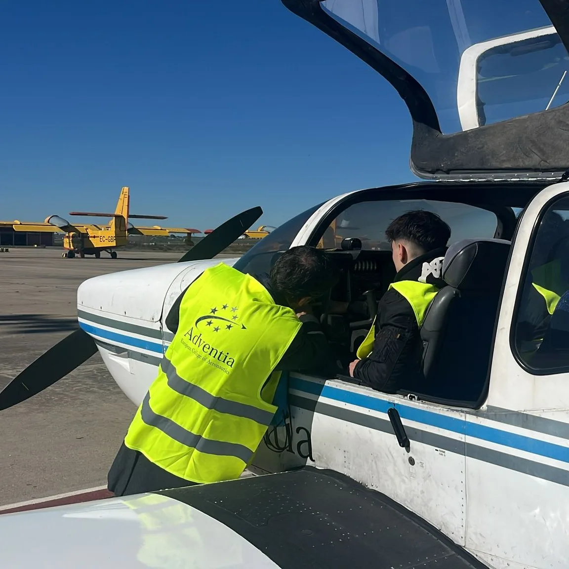 Volotea selecciona a 19 alumnos de Adventia para incorporarse a su plantilla de pilotos