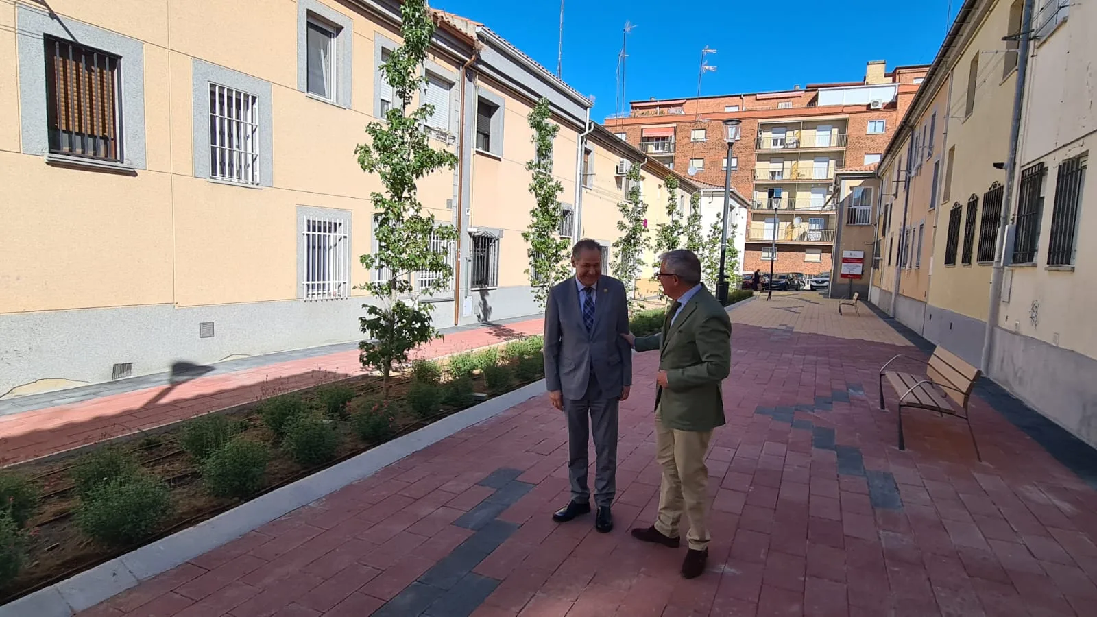 Completada la renovación de las plazas interiores del barrio San Bernardo con más accesibilidad, nuevo alumbrado y zonas verdes