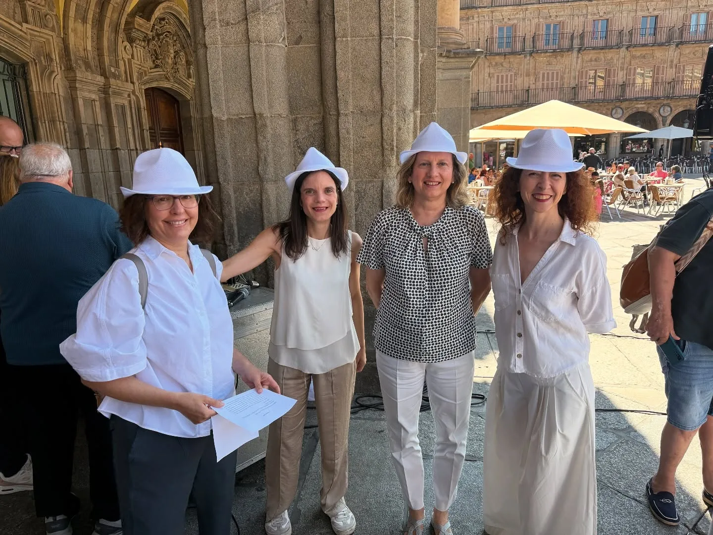 Salamanca se moviliza en la Plaza Mayor para concienciar sobre el cáncer de piel