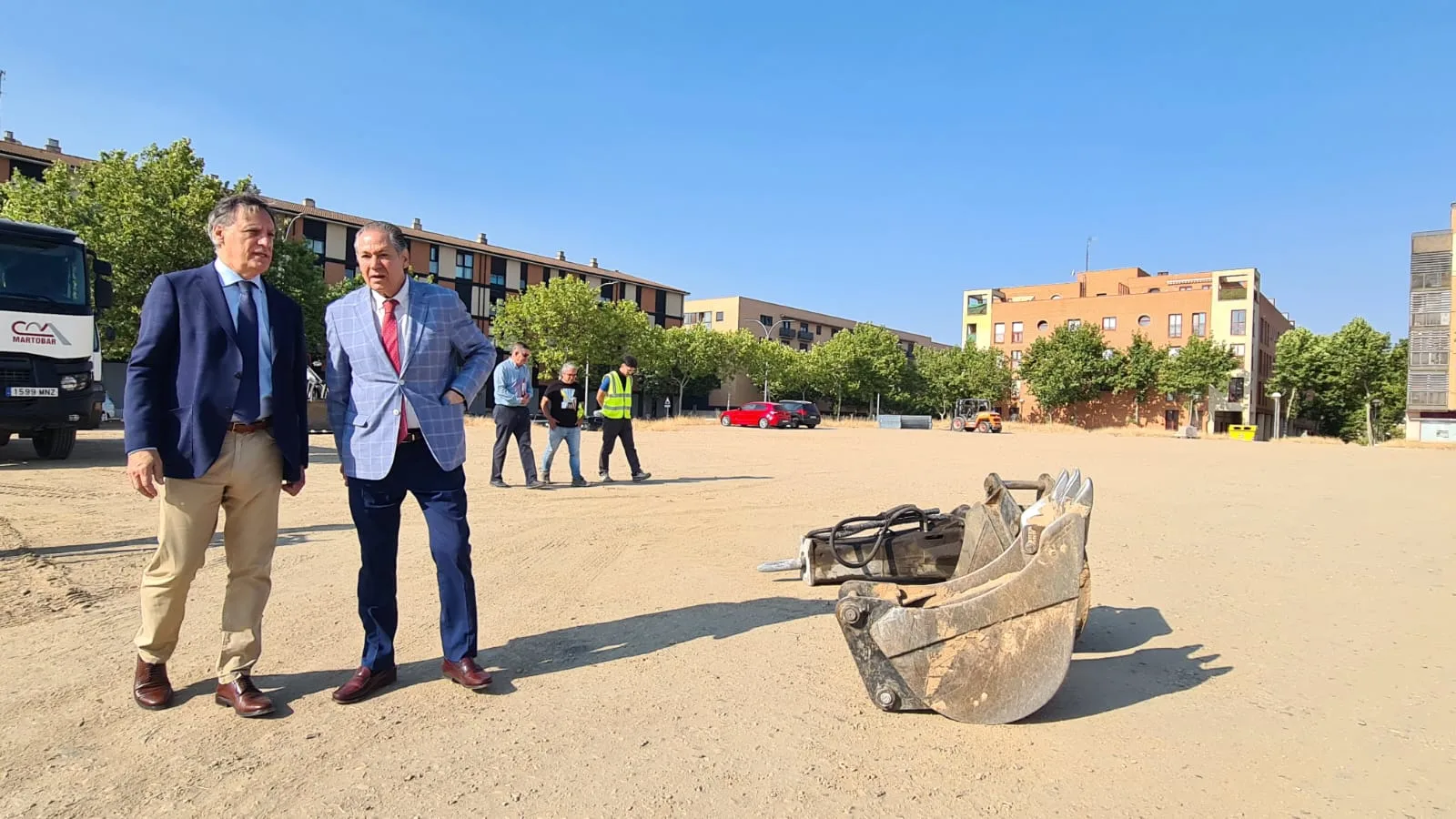 Carbayo visita las obras de urbanización para habilitar aparcamiento gratuito en el barrio El Zurguén
