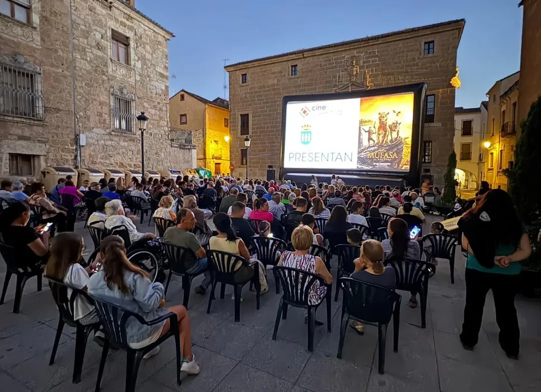 Éxito de la Noche de Cine en la Plaza del Conde con la Proyección de “Mufasa: El Rey León”