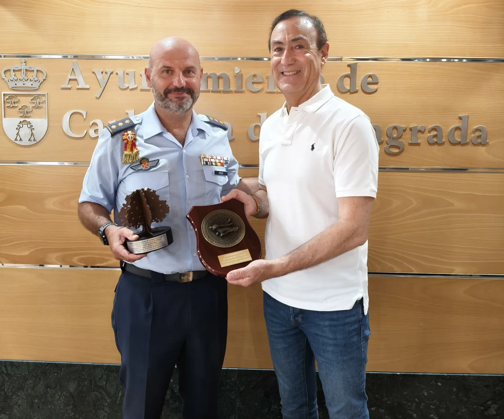 El Ayuntamiento de Carbajosa de la Sagrada reconoce la labor del coronel jefe de la Base Aérea de Matacán, Francisco Javier Mendi Pompa