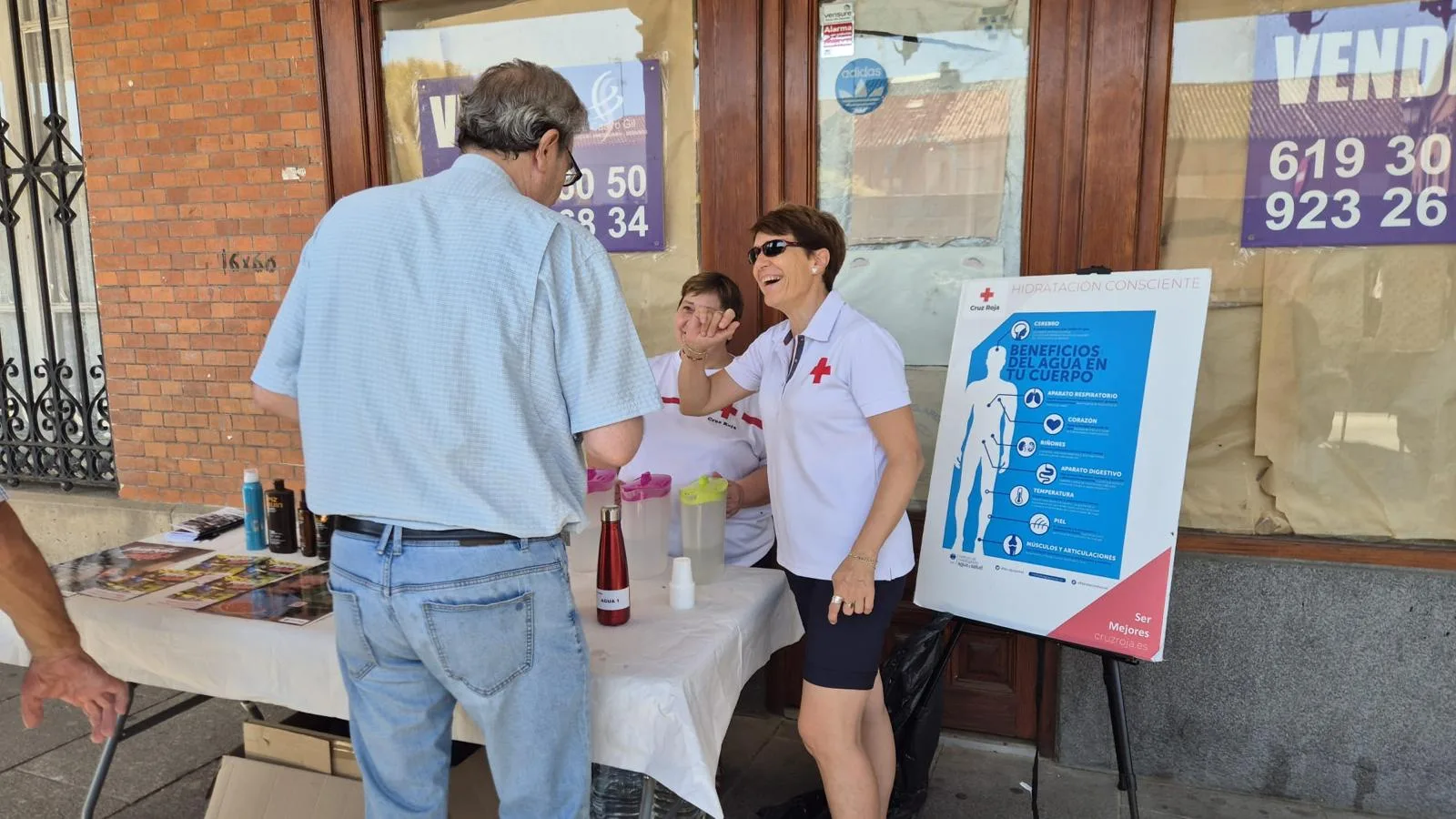 Cruz Roja sensibiliza en Peñaranda de Bracamonte sobre los riesgos del calor y la importancia de la hidratación