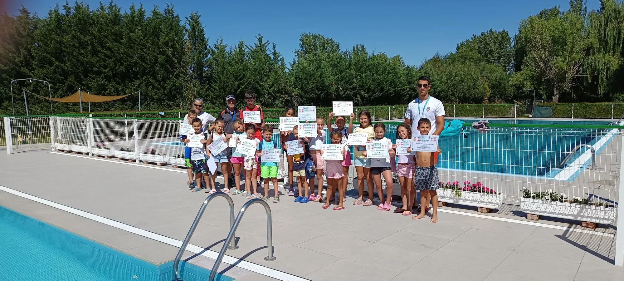 Finaliza con éxito el primer turno de los cursos de natación en Alba de Tormes