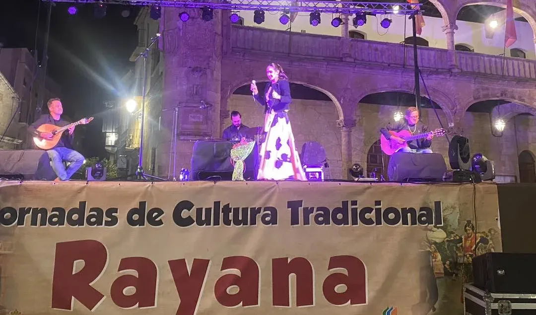 Una Plaza Mayor llena se rinde al fado portugués en Ciudad Rodrigo
