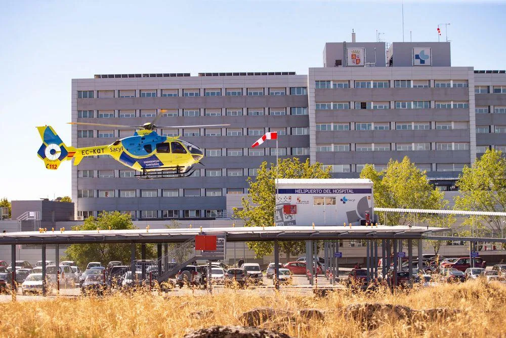 La Junta licita un nuevo servicio de transporte aéreo sanitario con diez helicópteros para reforzar la atención de emergencias en Castilla y León