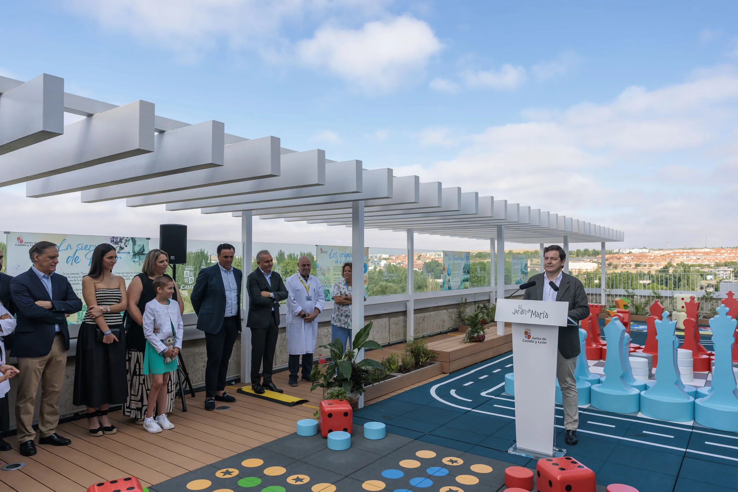 Mañueco pone el 'Jardín de María' del Hospital de Salamanca como ejemplo del modelo de atención humana y cercana