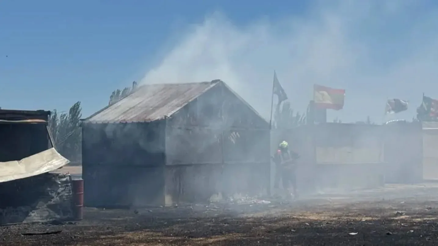 Un incendio arrasa varias casetas de las peñas juveniles en Santa Marta