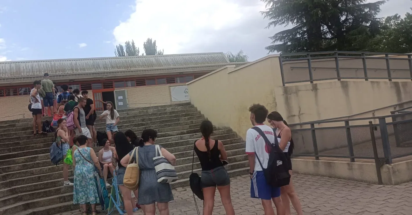 Largas colas en algunas piscinas municipales por falta de personal