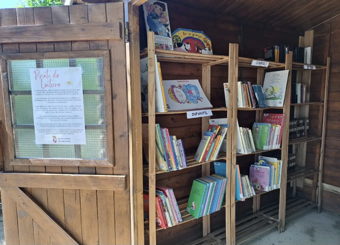 Cabrerizos pone en marcha un punto de lectura en las instalaciones de la piscina municipal