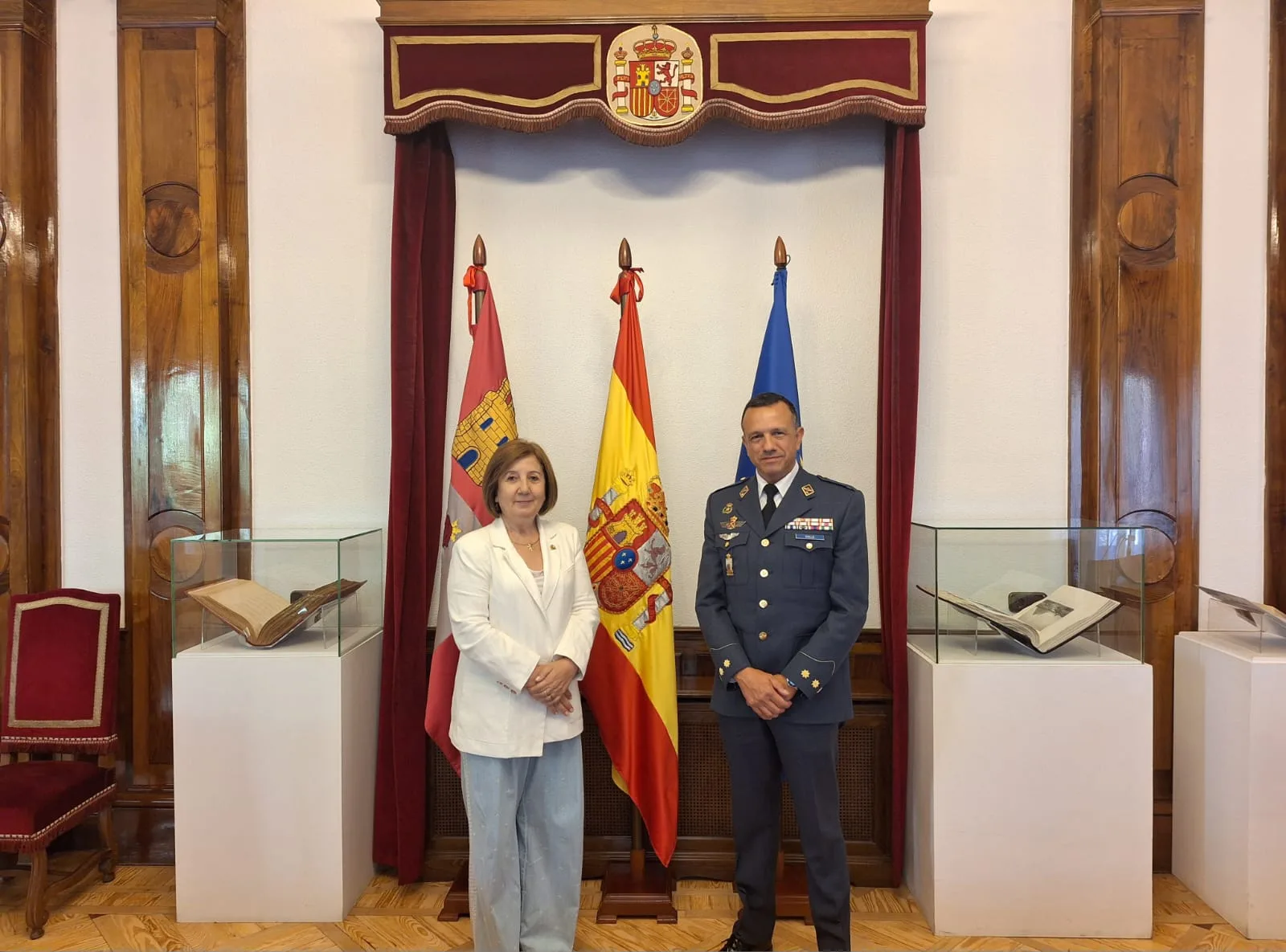 La subdelegada del Gobierno en Salamanca recibe al coronel José Gallo, nuevo subdelegado de Defensa