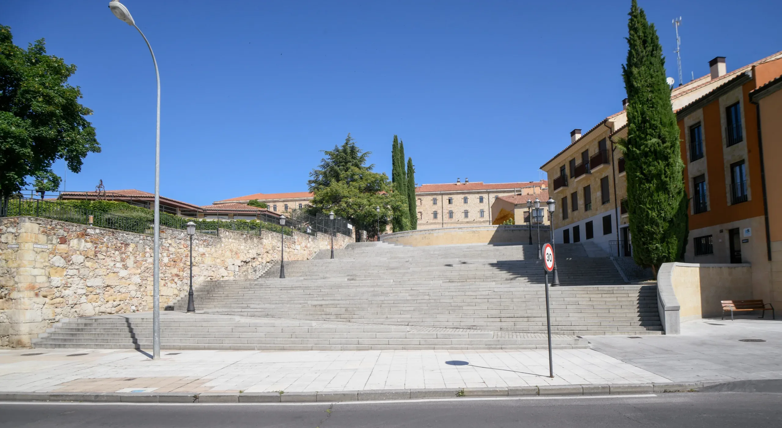 Renovación de las luminarias en una veintena de calles del barrio de San Vicente