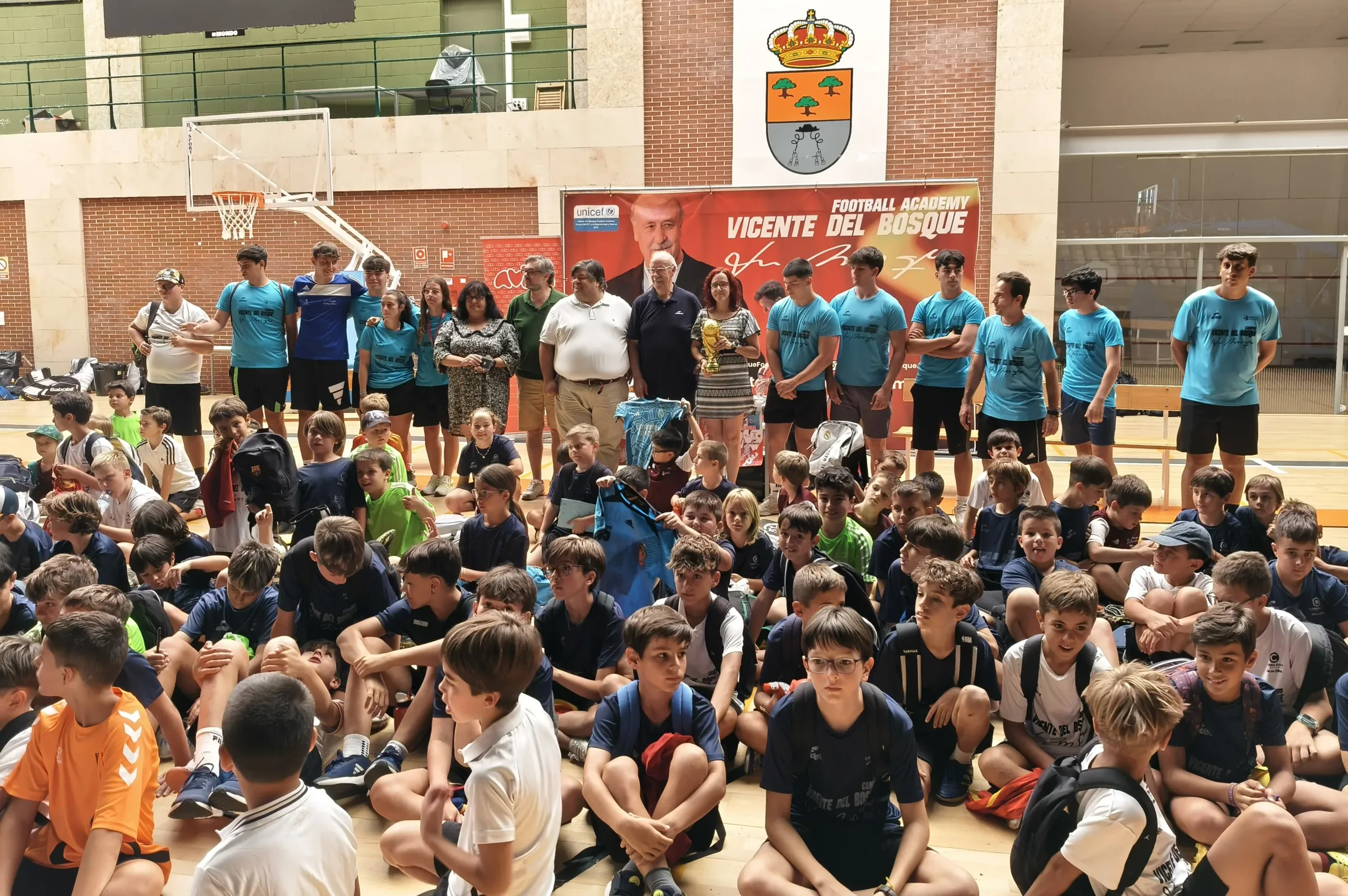 FOTOS | Del Bosque visita su Campus en Carbajosa para fomentar valores entre los más jóvenes