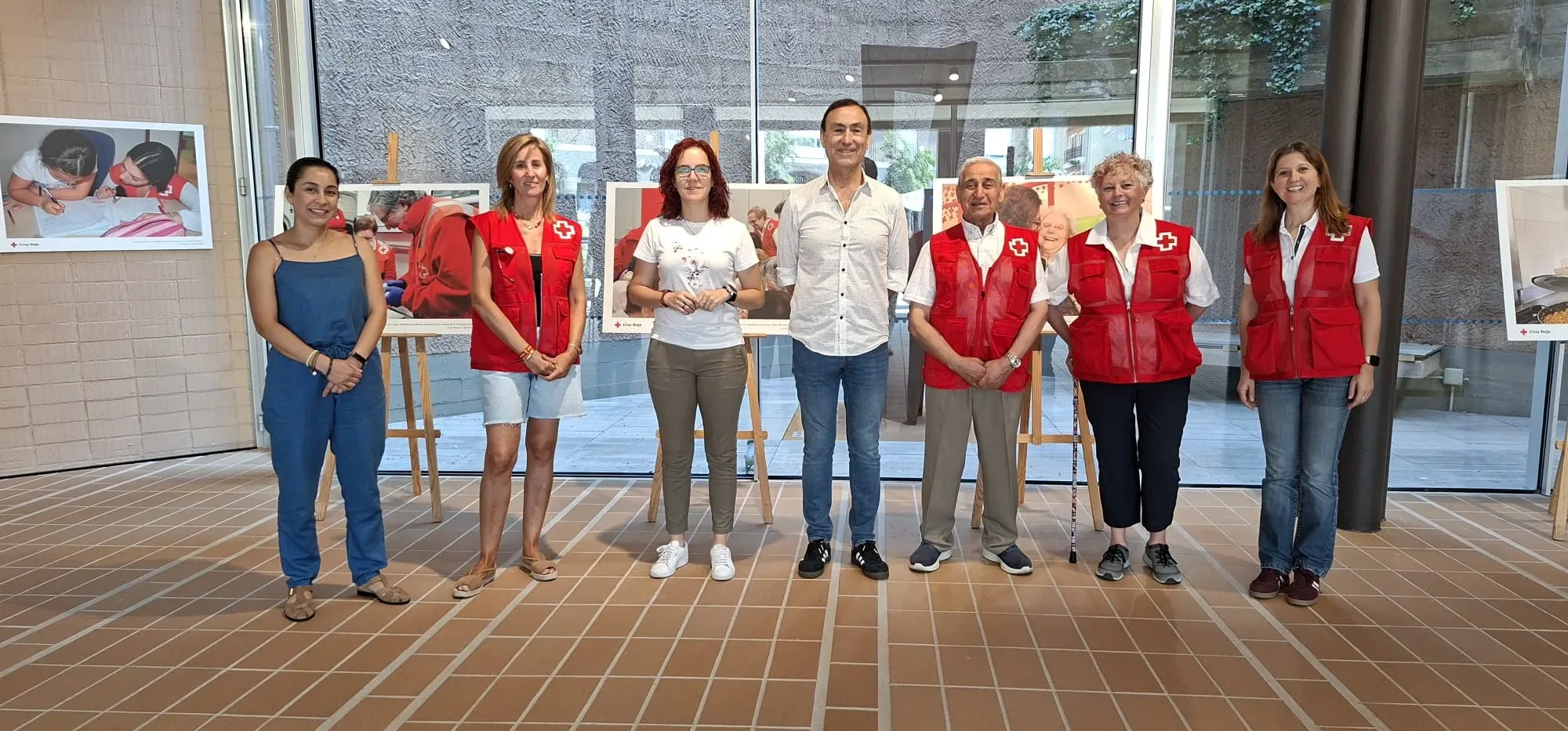 Carbajosa inaugura la exposición fotográfica “Humanidad en imágenes”, un homenaje al voluntariado de Cruz Roja