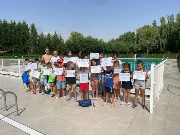 25 alumnos concluyen el segundo turno de los cursos de natación en Alba de Tormes