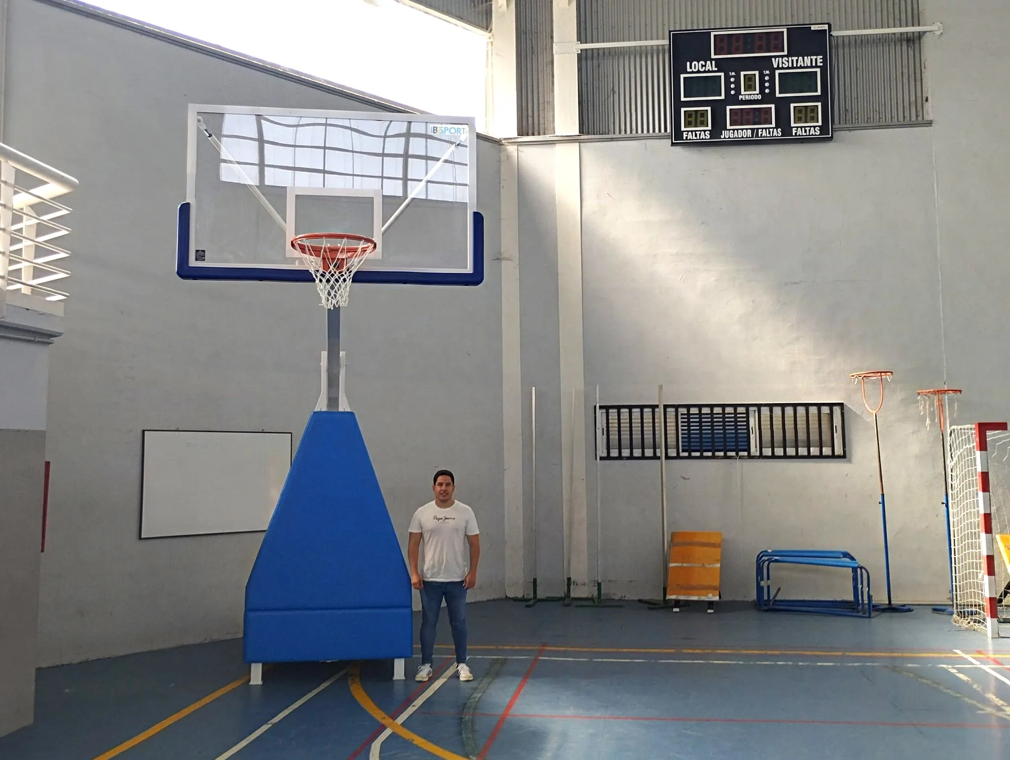 Santa Marta de Tormes renueva el frontón cubierto con nuevas canastas de basket y minibasket