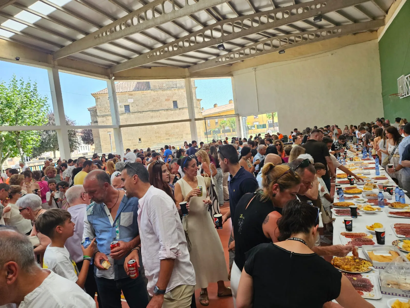 Castellanos de Moriscos disfruta de una jornada festiva con pincho popular, música y baile hasta la madrugada