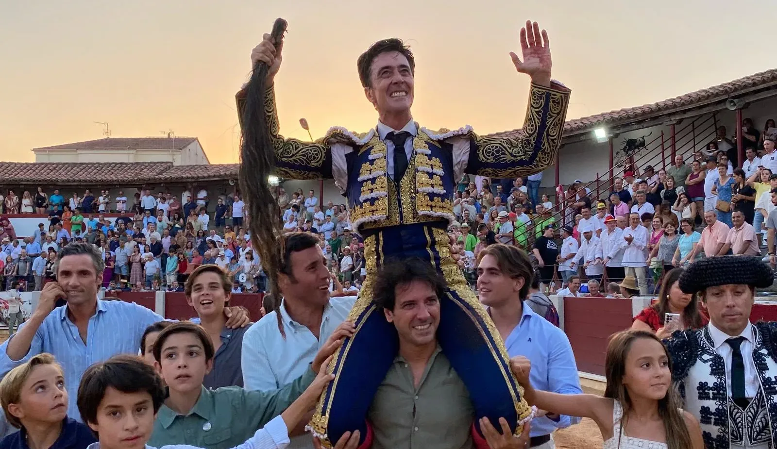 El Capea sale a hombros en el día de su despedida