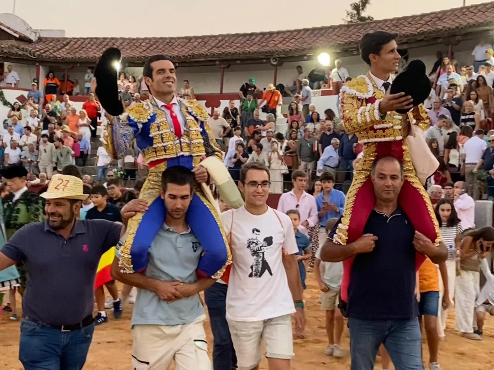 Emilio de Justo y Diosleguarde a hombros en la última de Feria