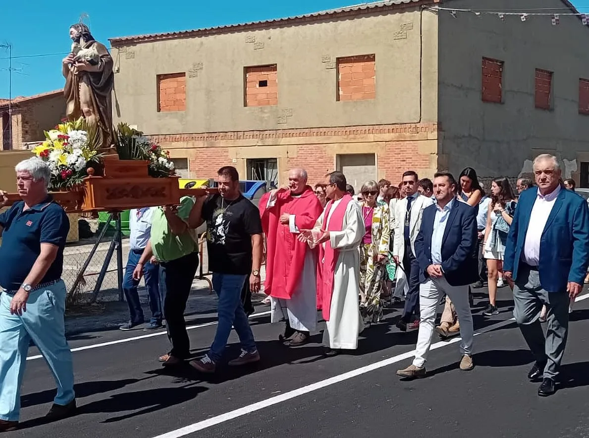 La Vellés celebra sus fiestas en honor a San Juan con gran participación vecinal