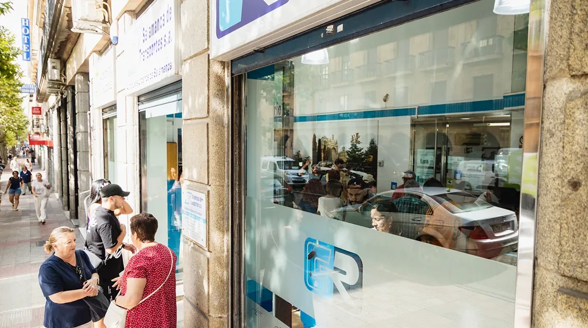 El PSOE exige al Ayuntamiento reforzar la atención en la oficina del autobús urbano ante el inicio del curso escolar