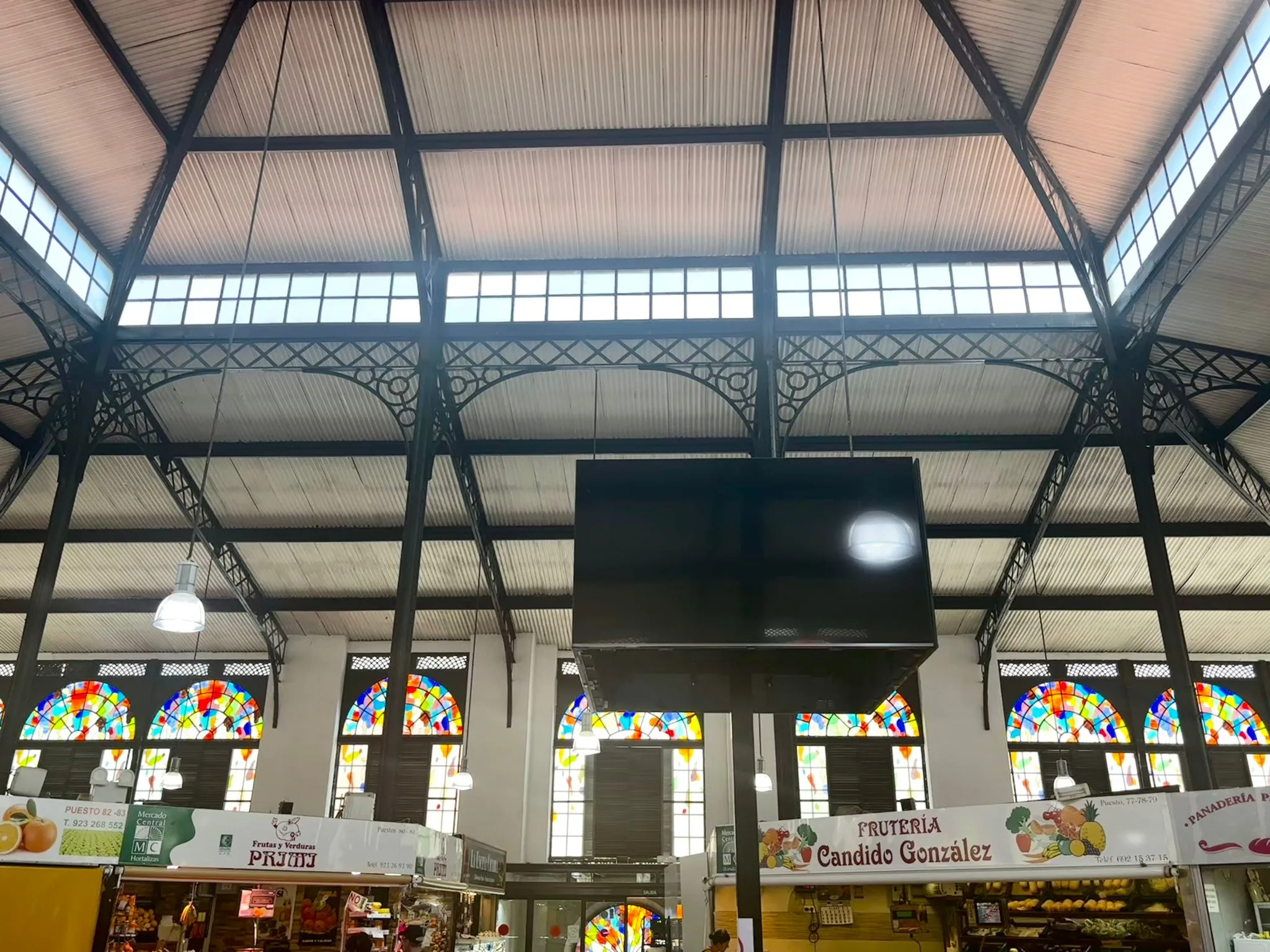 Apagadas, con fotografías de bancos de imágenes y sin información: El PSOE denuncia las “pantallas fantasma” en los mercados