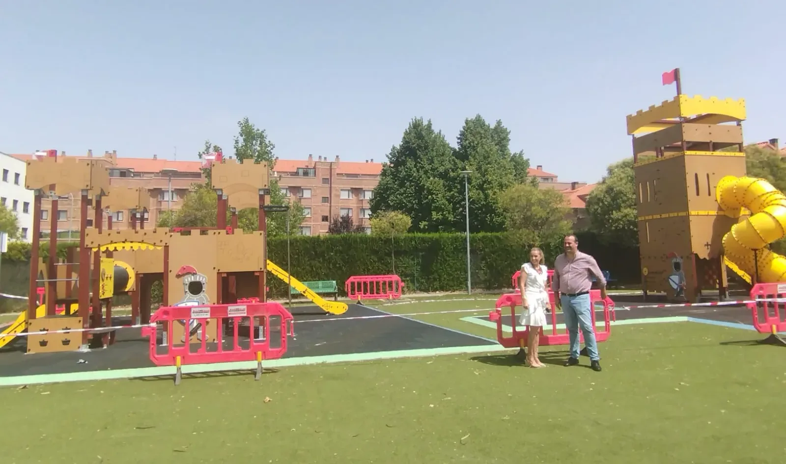 Santa Marta estrena un parque infantil de temática medieval en la calle Gloria Fuertes