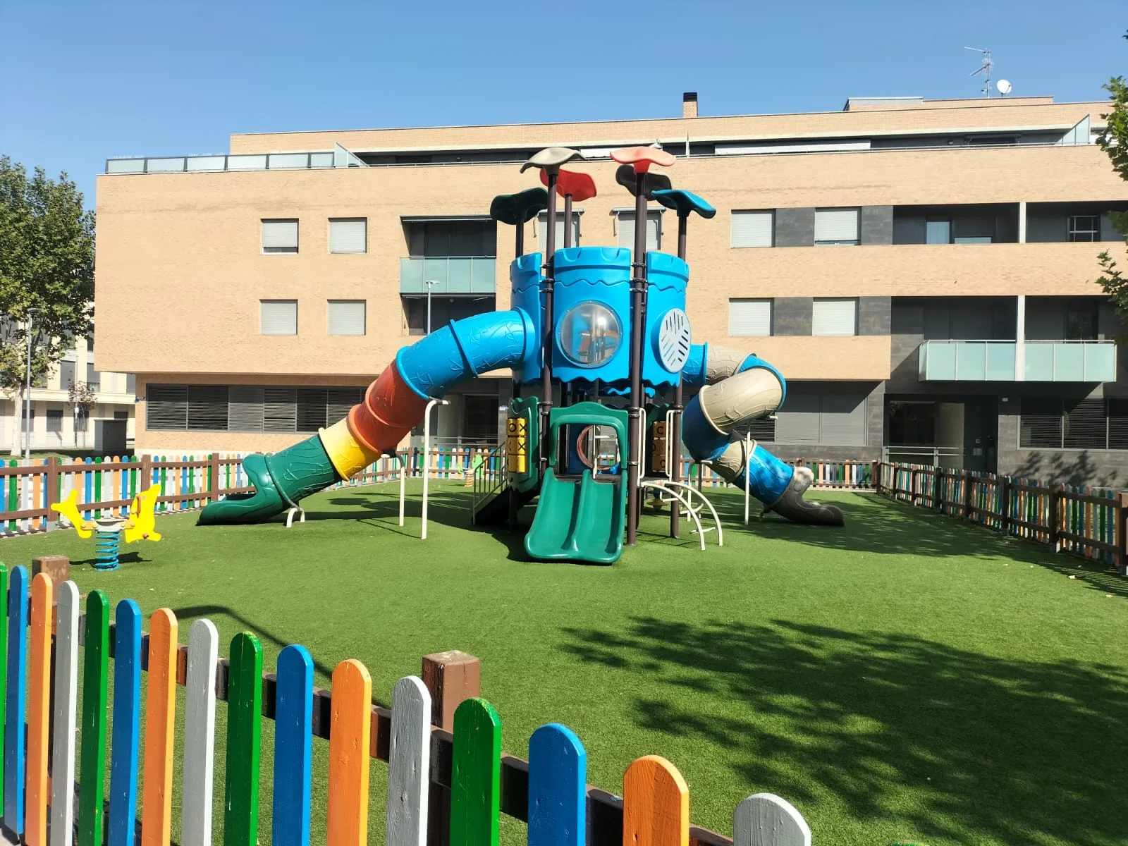 El Área de Mantenimiento trabaja sin descanso para mejorar los parques infantiles de Santa Marta de Tormes