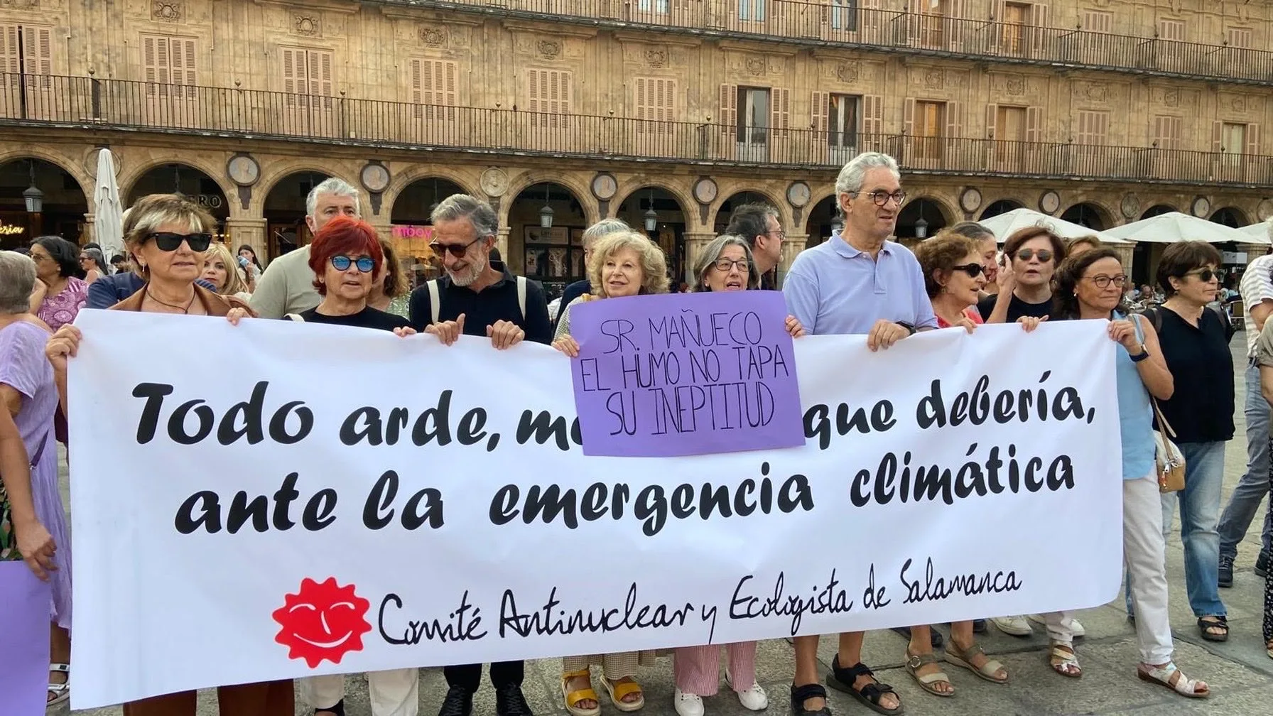 Movilización contra la gestión de los incendios: 300 personas protestan en la Plaza Mayor