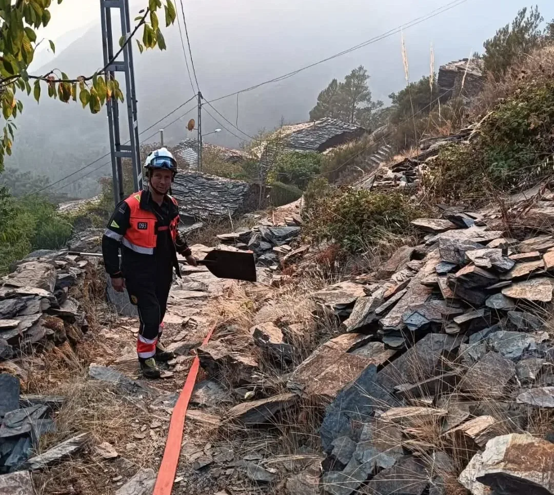 Bomberos de Salamanca colaboran en las labores de extinción en El Bierzo