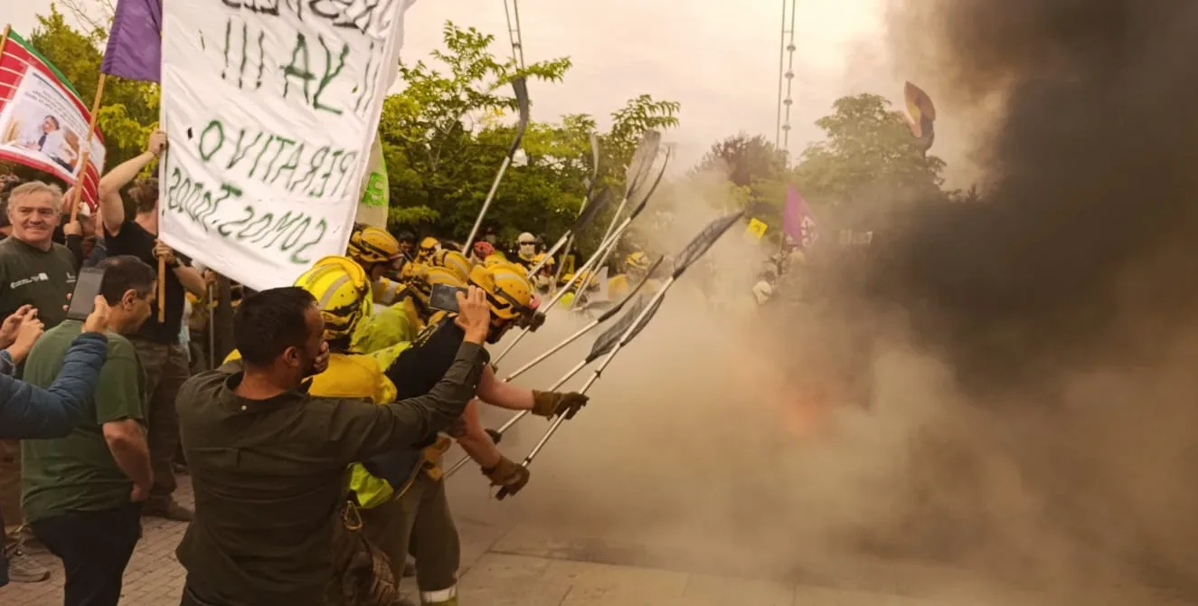 VIDEO | Bomberos forestales exigen dimisiones y operativo permanente frente a las Cortes de Castilla y León