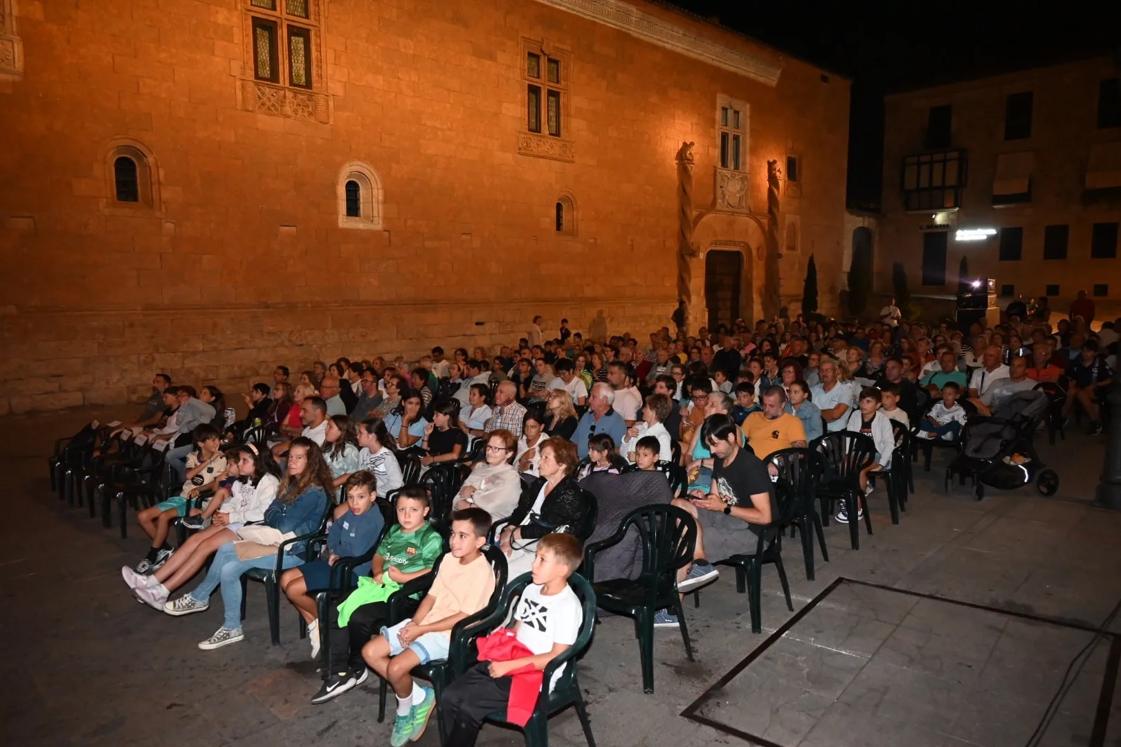 El cine de verano llena la Plaza del Conde con “Padre no hay más que uno 4”