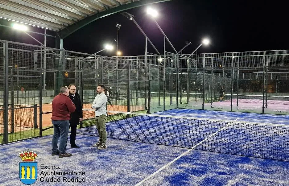 Las pistas municipales de pádel de Ciudad Rodrigo amplían horario y estrenan vestuarios para los usuarios