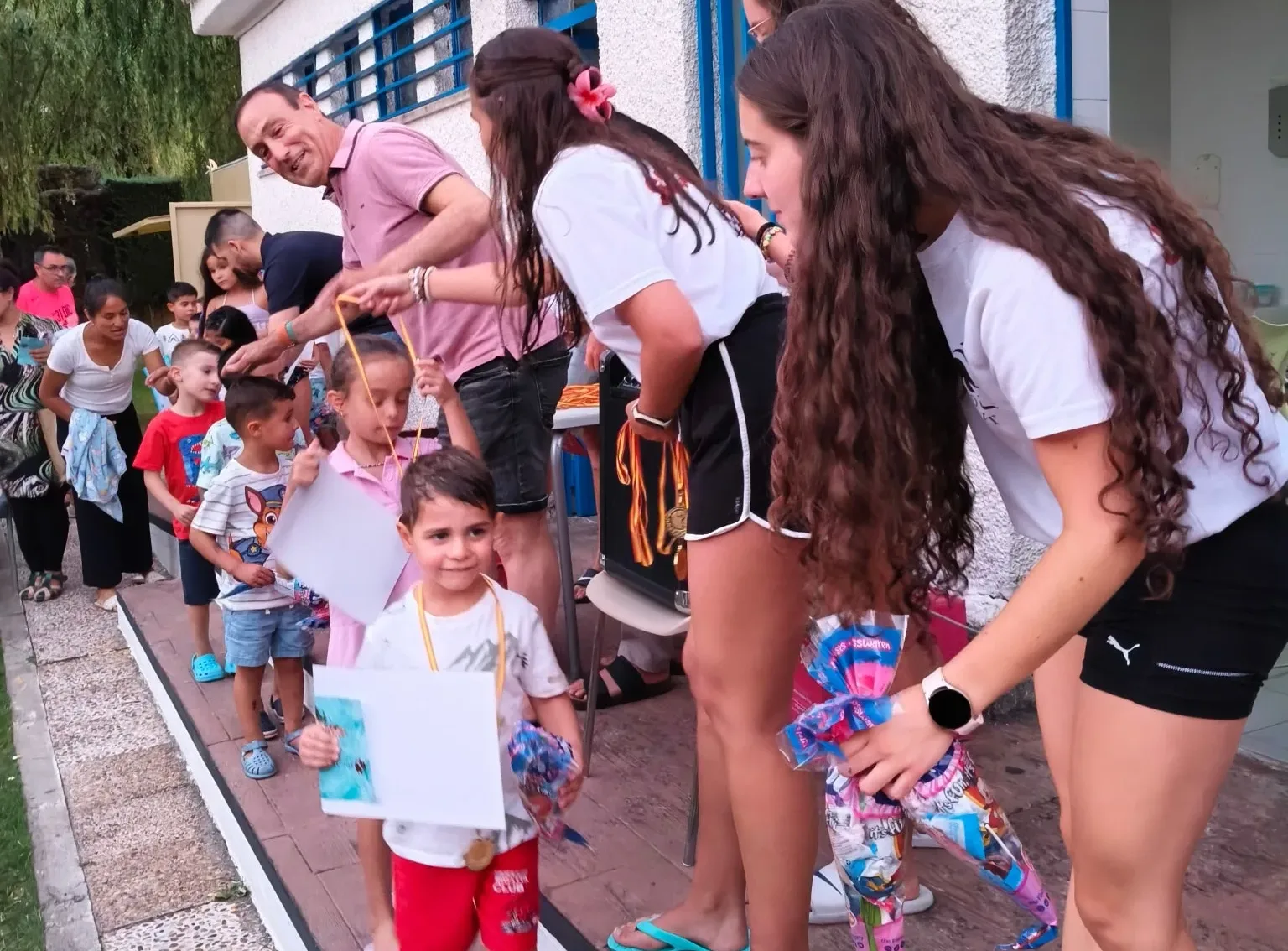 Más de 100 niños participan en la exhibición de natación del curso 2025 en Carbajosa