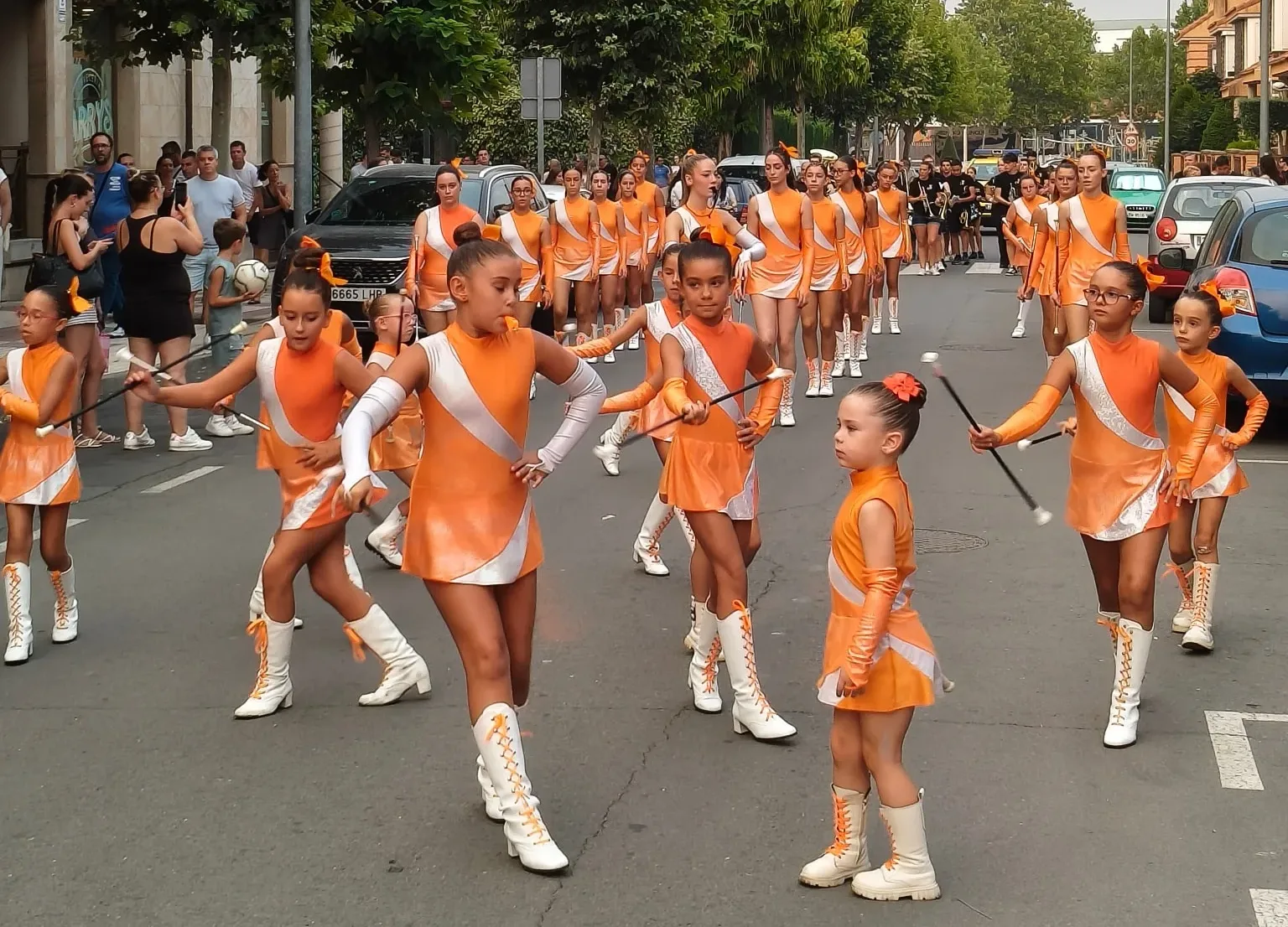 Éxito de la exhibición de majorettes en la Plaza Mayor