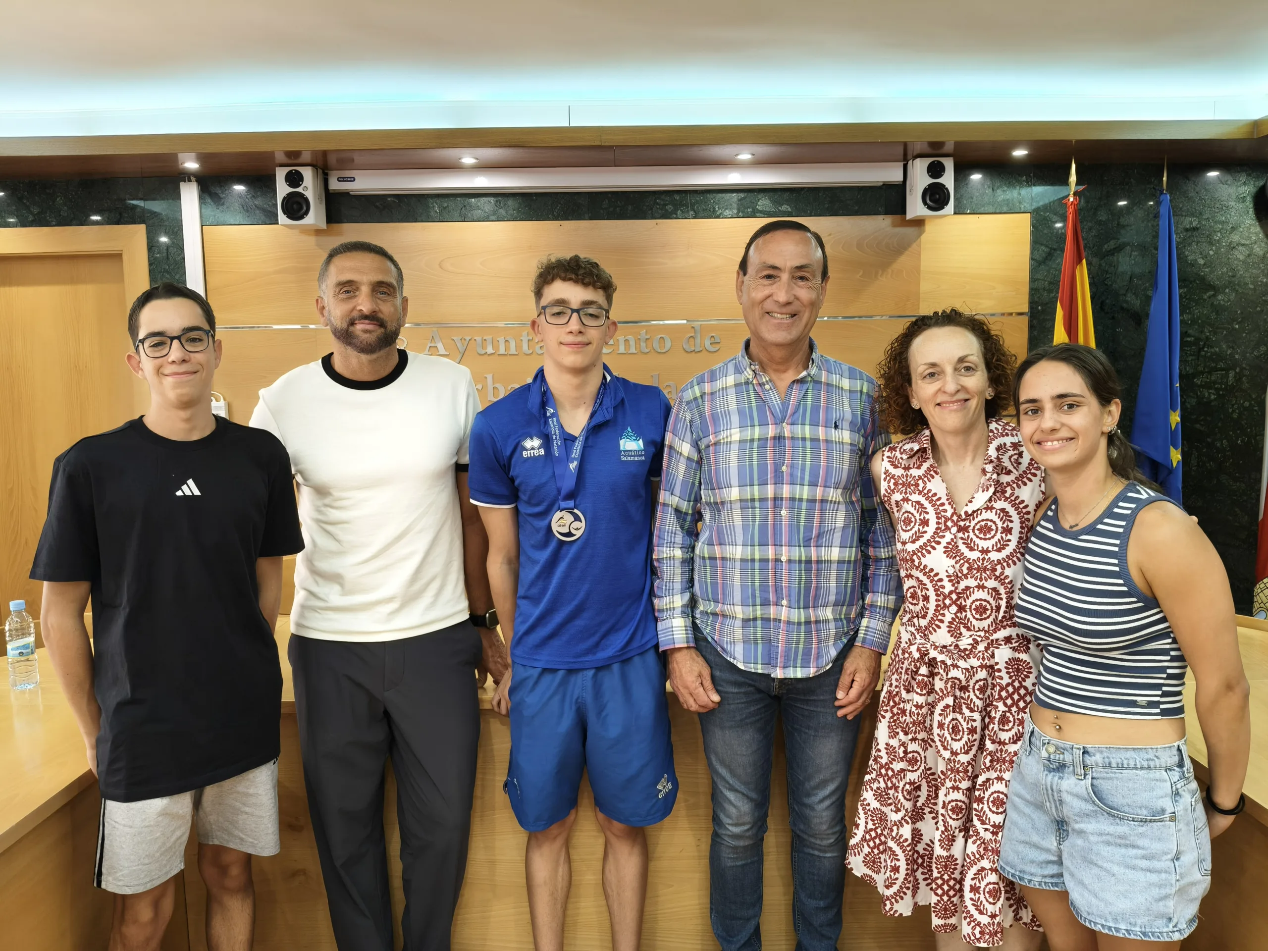 El Ayuntamiento de Carbajosa recibe a Manuel Delgado, joven promesa de la natación