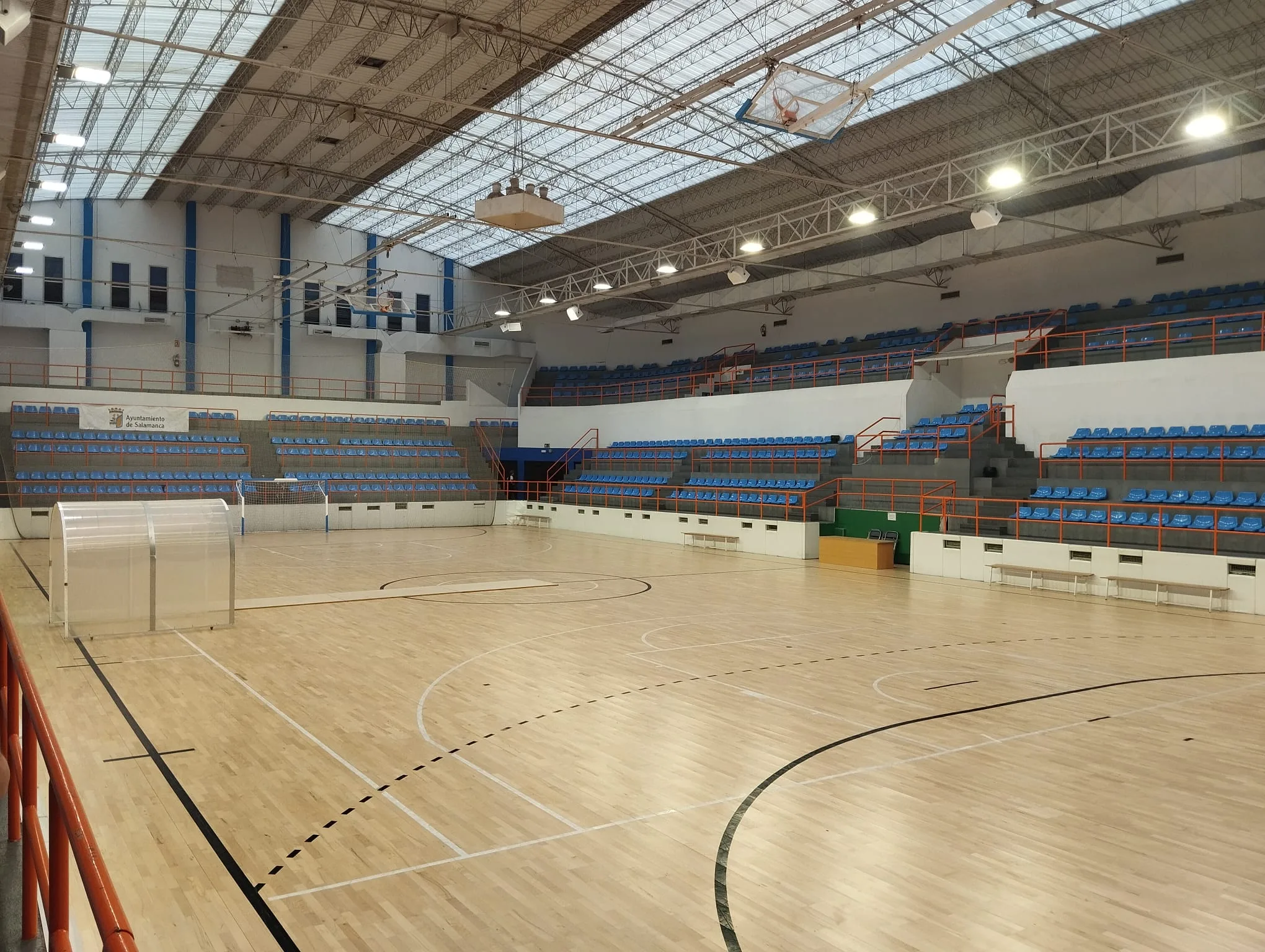 Renovada la iluminación de la pista deportiva del pabellón municipal de La Alamedilla