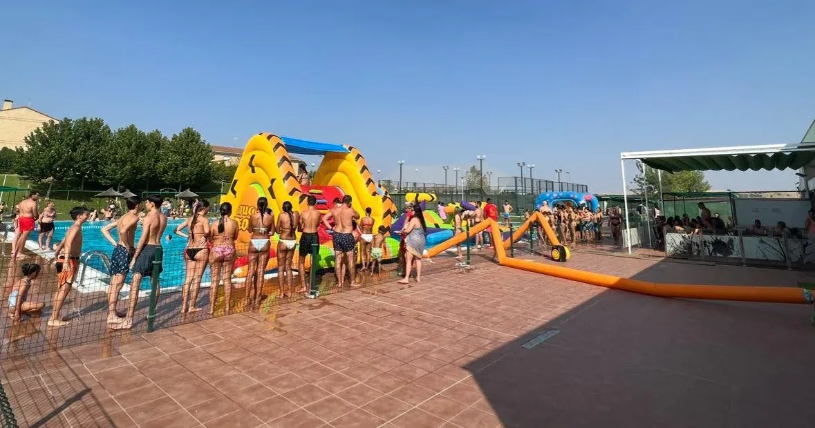 Aldeatejada celebra hoy el Día de los Hinchables en la piscina municipal