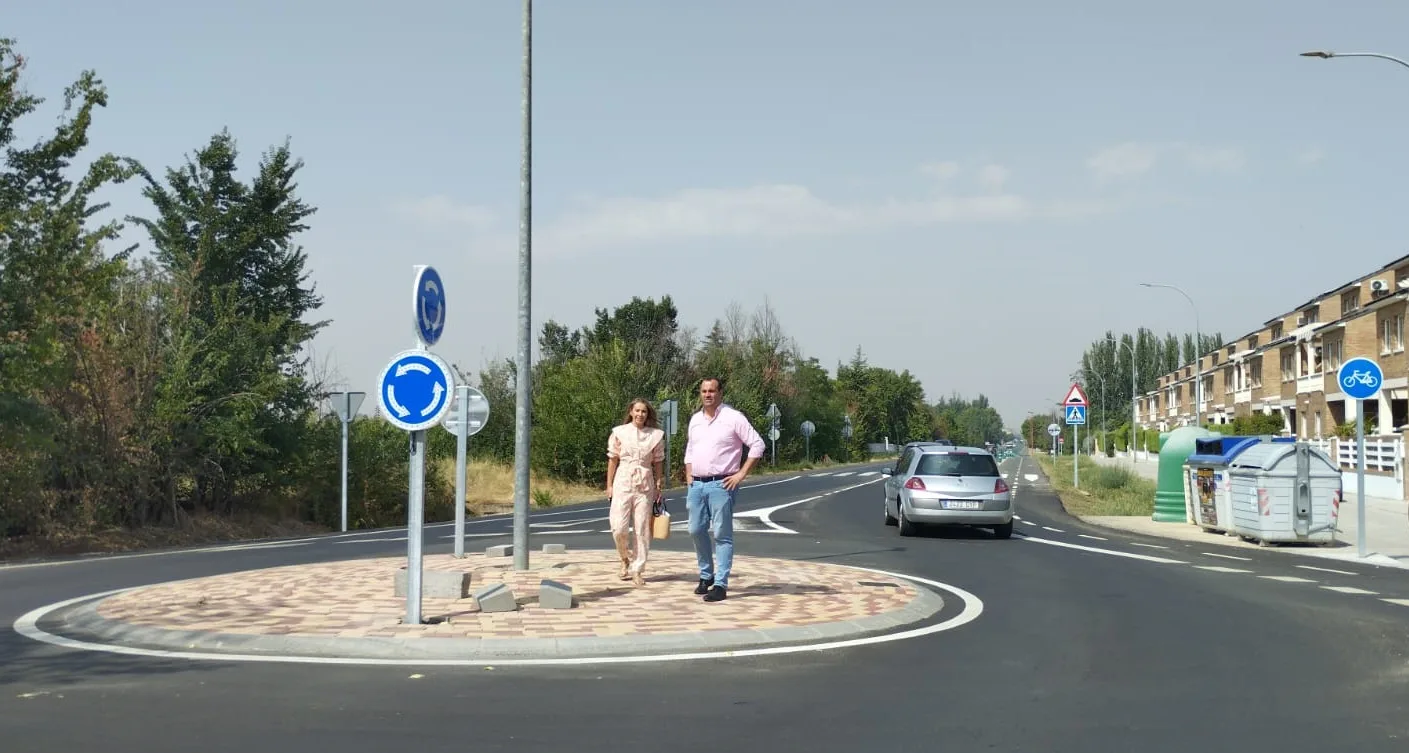 Nueva rotonda para reforzar la seguridad en el acceso a las urbanizaciones Almendares, Los Olivos y Los Sauces