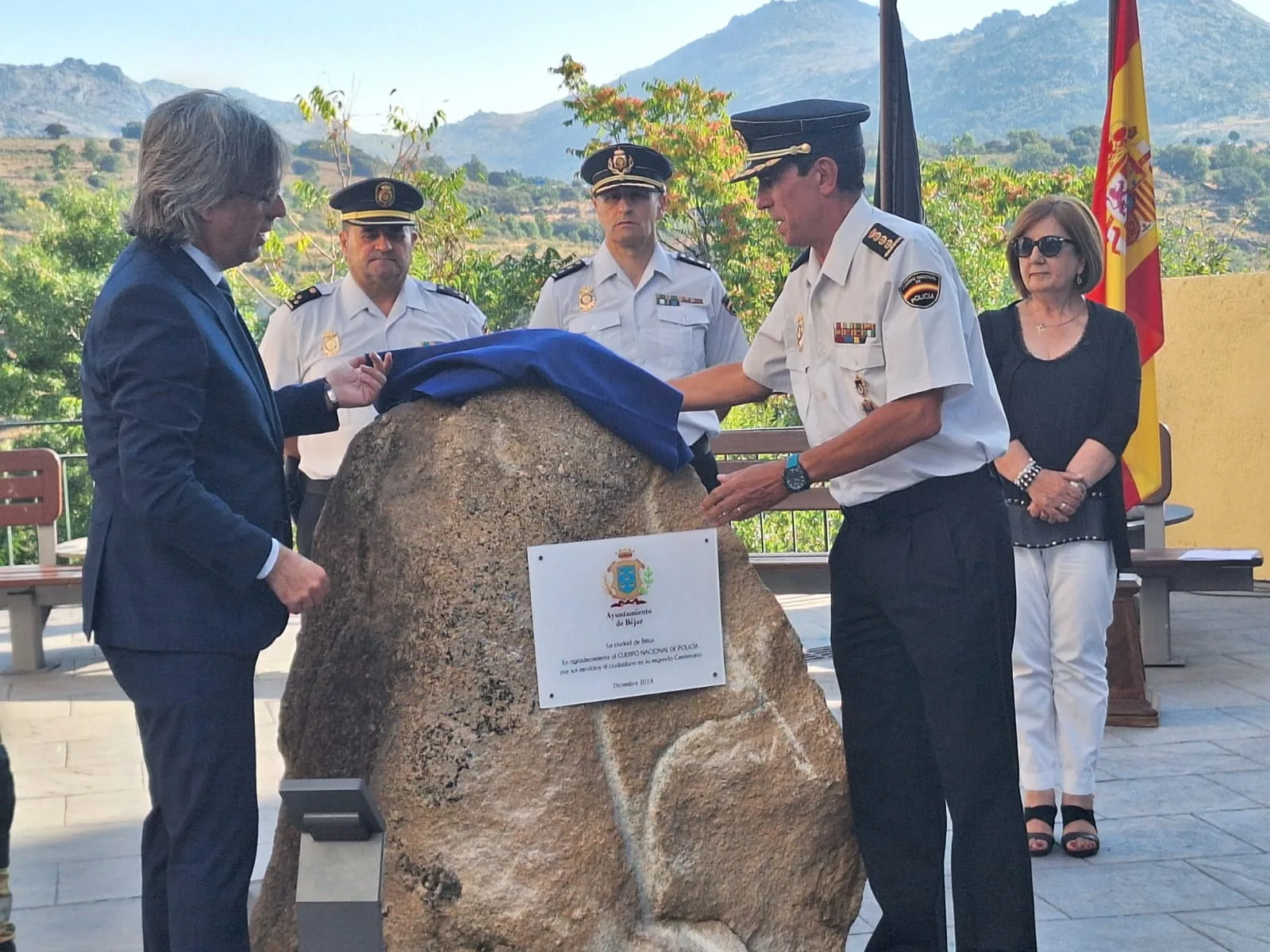 La subdelegada del Gobierno inaugura en Béjar una plaza en honor a la Policía Nacional por sus 200 años de servicio