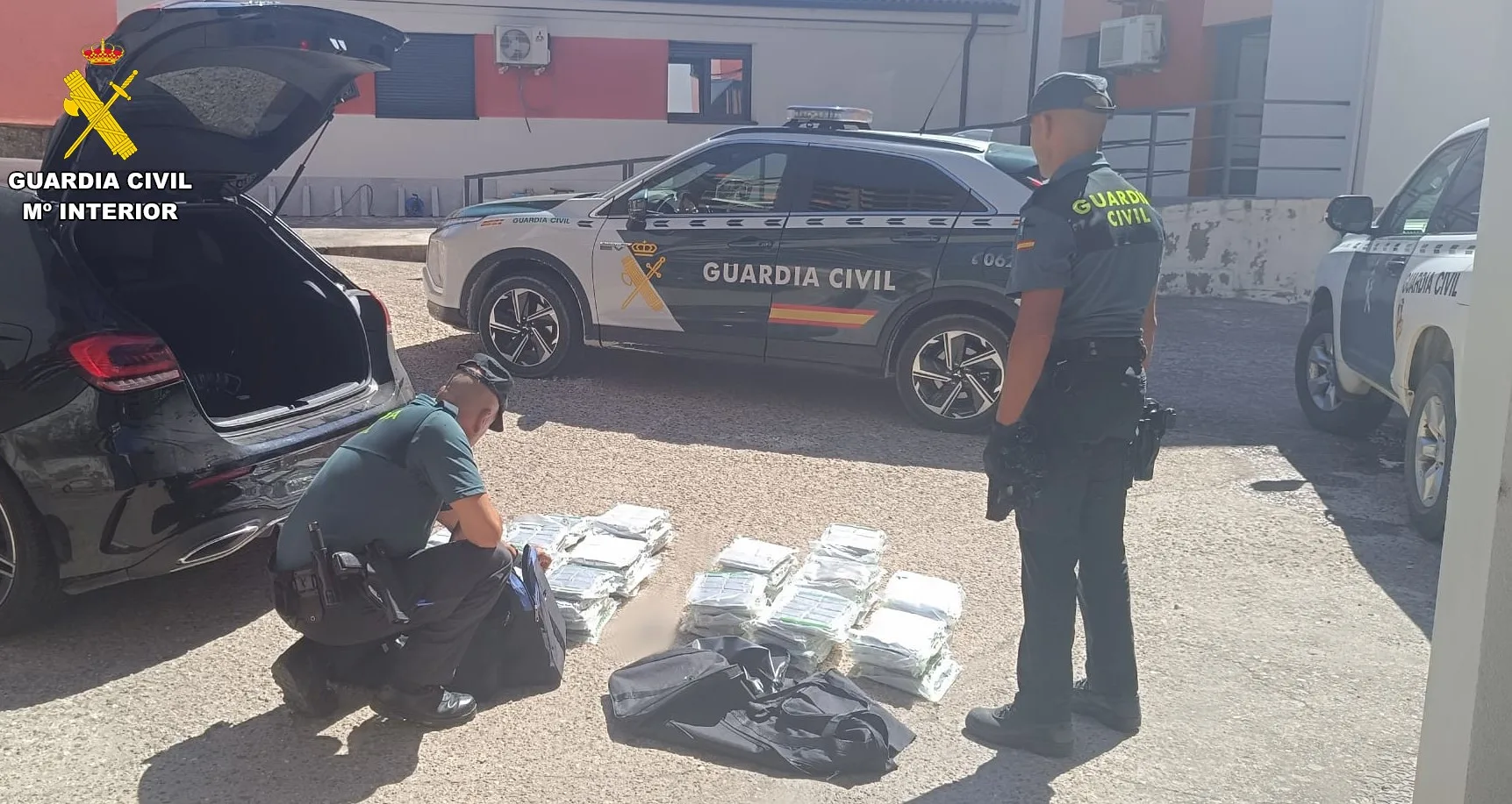 La Guardia Civil se incauta de 76 kilos de hachís y detiene a un varón como presunto autor de un delito de tráfico de sustancias estupefacientes