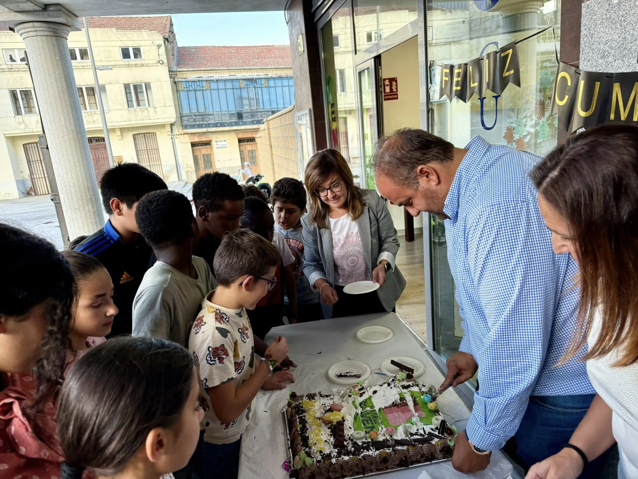 Tarta gigante, música y juegos para celebrar los 18 años de Guijuelo Joven